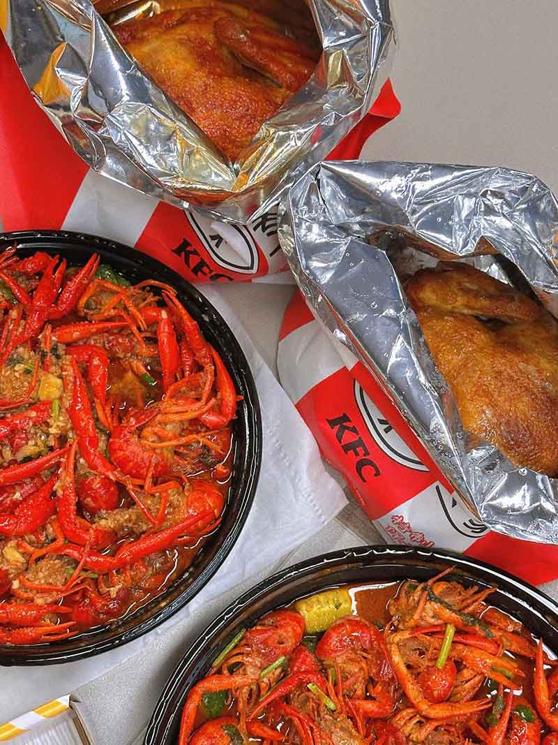 Trà chiều thú vị: Bữa tiệc gà nướng KFC và tôm càng xanh